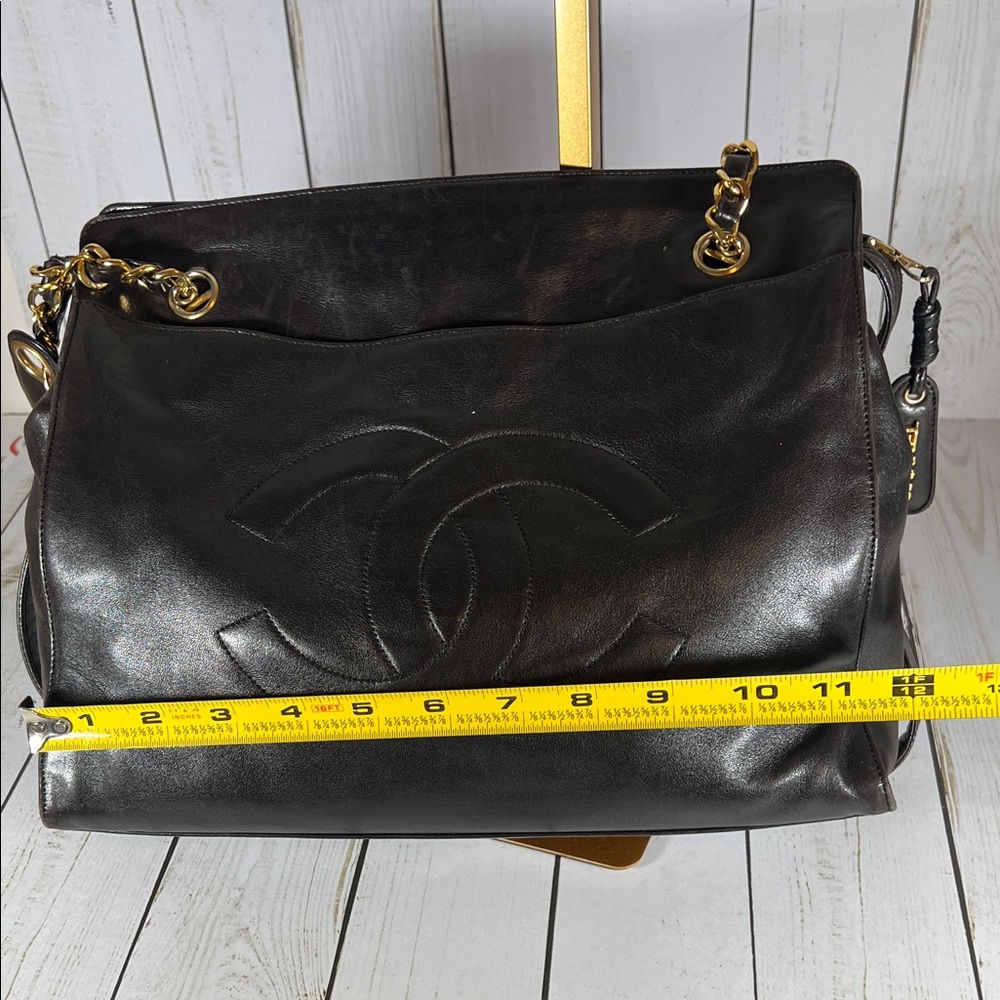 CHANEL • Authentic Vintage Shoulder Bag - Picture 9 of 12